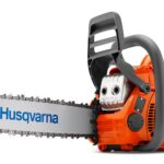 Технические характеристики Производитель Husqvarna Модель 440e II Тип двигателя 2-тактный, с воздушным охлаждением Объём двигателя 40,9 см³ Мощность 1,8 кВт / 2,44 л.с. Крутящий момент 2,6 Н·м Частота максимальной мощности 9000 об/мин Частота холостого хода 2900 об/мин Свеча зажигания NGK BPMR7A / Champion RCJ7Y Межэлектродный зазор 0,5 мм Объём топливного бака 371 мл Объём масляного бака 250 мл Тип масляного насоса Фиксированный поток Длина шины 380 мм / 15″ Толщина паза шины 1,3 мм Шаг цепи 0,325″ Количество звеньев 64 Скорость цепи при максимальной мощности 23,1 м/сек Комплектация Пила, шина, цепь, ключ, руководство Габариты в упаковке 520×280×320 мм Вес 4,4 кг
