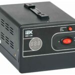 Релейный стабилизатор IEK HUB 2 кВА IVS21-1-002-13, 220 В