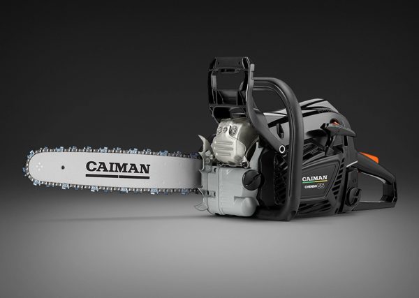 CAIMAN Chenso 55–15 SL15 Decompressor – профессиональная бензопила на рабочем фоне