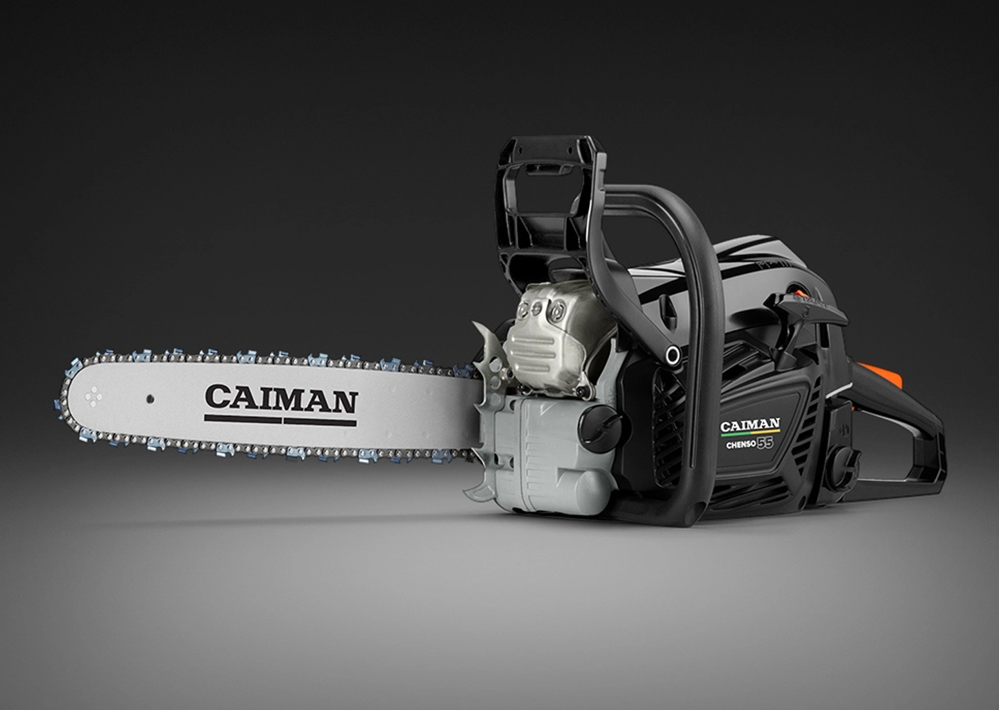 Бензопила CAIMAN Chenso 55-15 SL15 Decompressor CAIMAN Chenso 55–15 SL15 Decompressor – профессиональная бензопила на рабочем фоне
