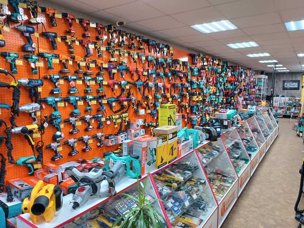 Торговый зал Вольтмаг в Донецке — стенд с электроинструментом и витрины с оснасткой