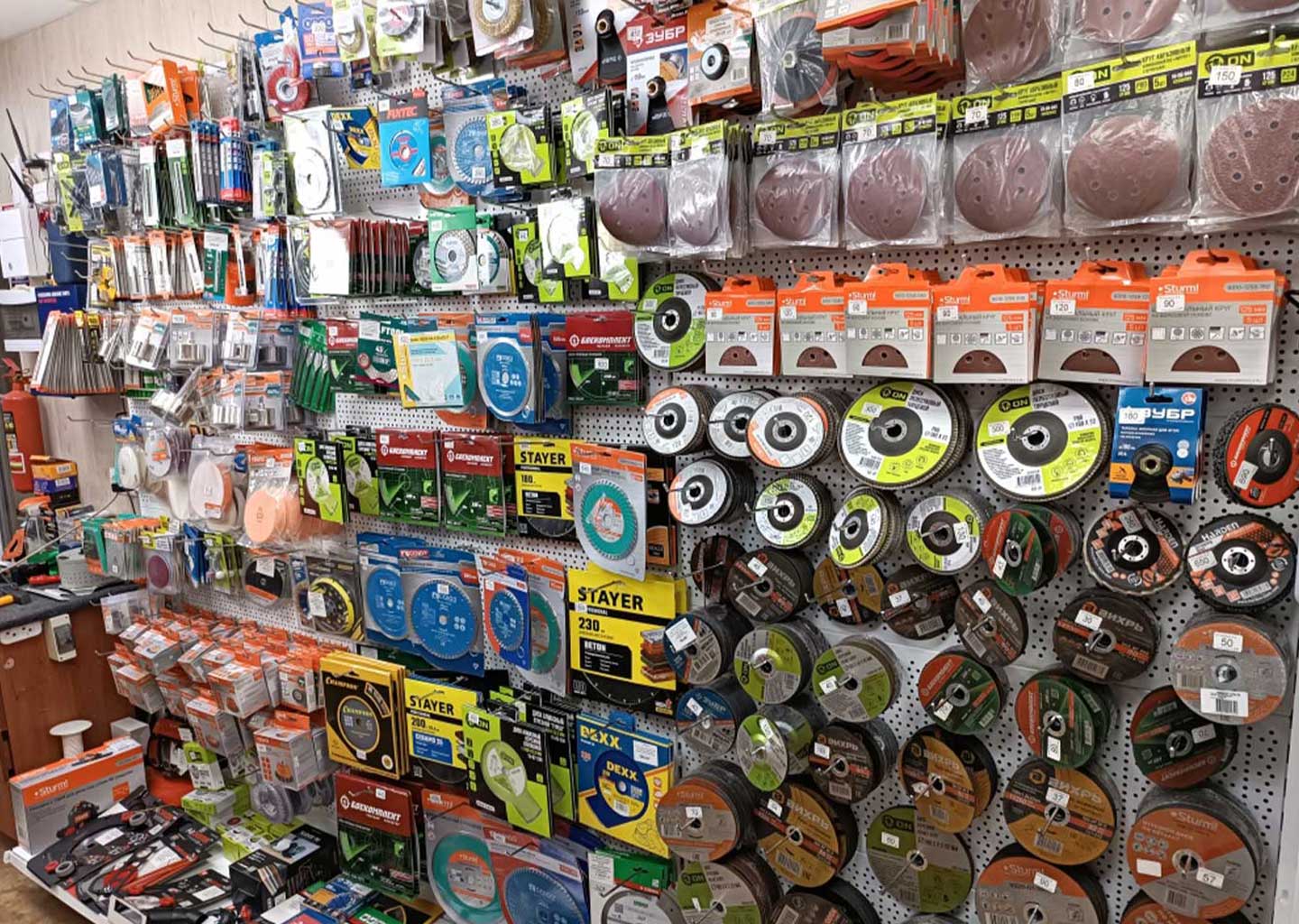 Стенд с оснасткой для УШМ и шлифования в Вольтмаг Донецк — отрезные и лепестковые диски, круги, наждачная бумага