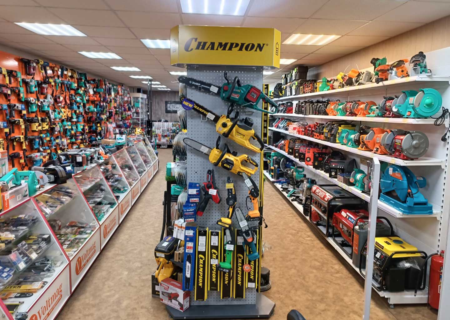 Торговый зал Вольтмаг в Донецке — витрины с инструментом, стенд с бензопилами и стеллажи с техникой
