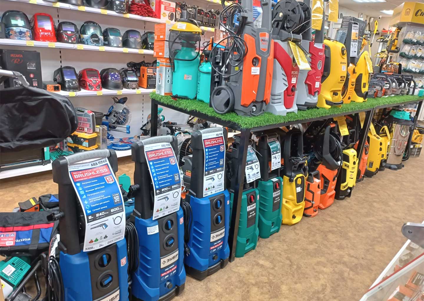 Витрина магазина Вольтмаг в Донецке — мойки высокого давления, сварочные маски и садовая техника