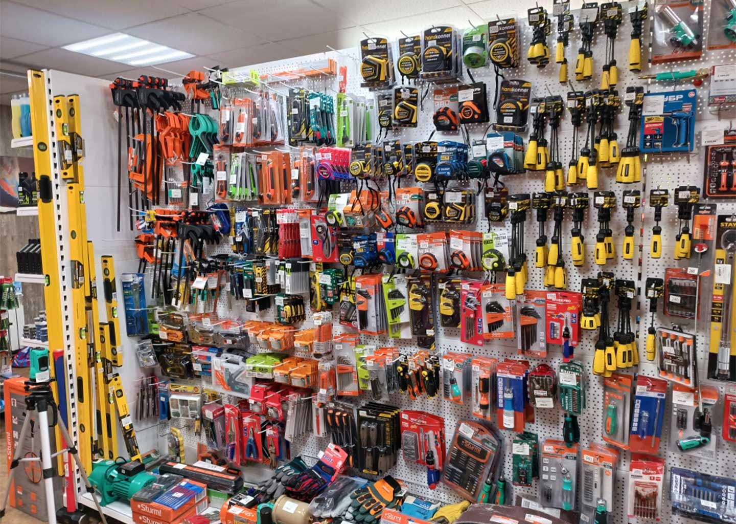 Ручной инструмент и измерительные принадлежности в магазине Вольтмаг Донецк — уровни, струбцины, рулетки, отвертки и наборы