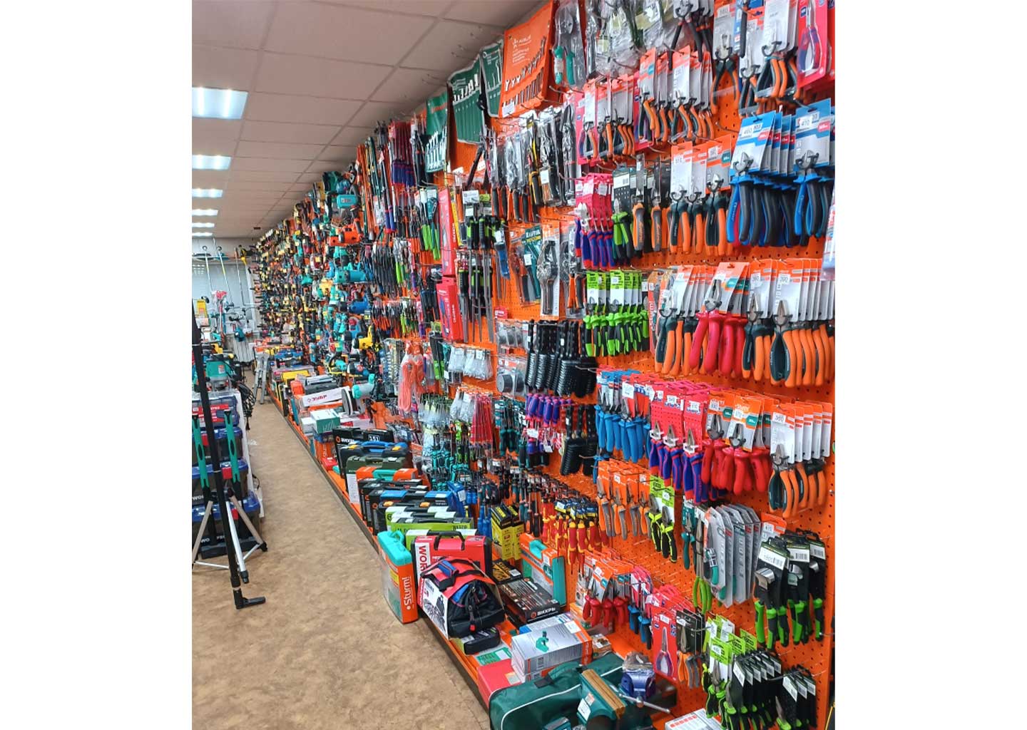 Ряд ручного инструмента в магазине Вольтмаг Донецк — пассатижи, кусачки, отвёртки и расходники на стенде